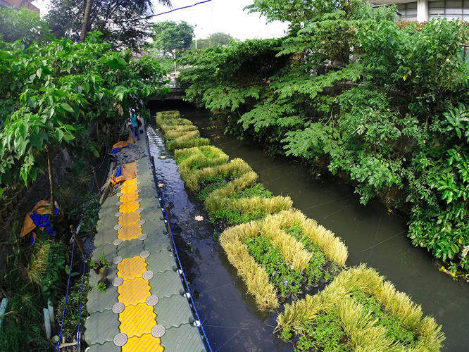 3031514-slide-s-2-this-floating-billboard-is-cleaning-up-a-polluted-river-in-manila